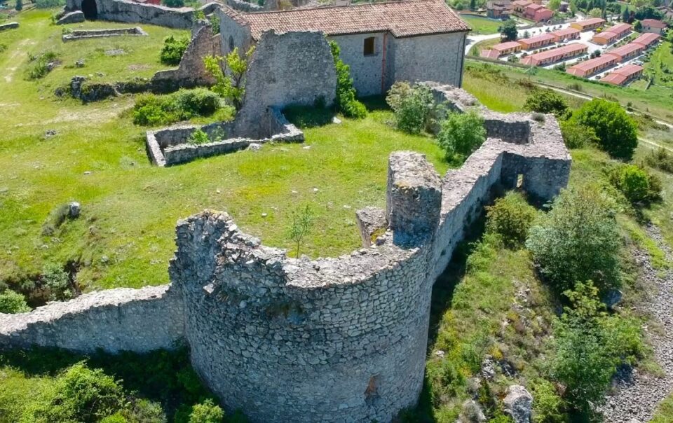 Castello di Sant'Eusanio Forconense